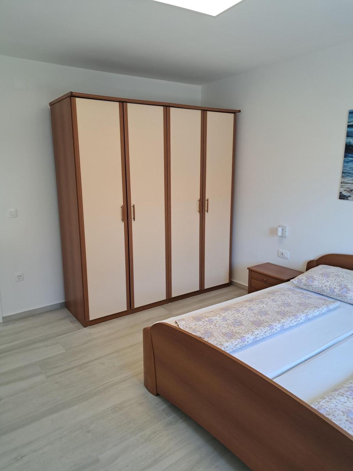 Apartmani Totic Малинска Экстерьер фото